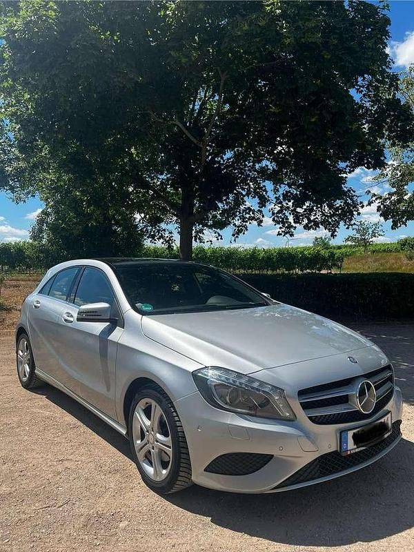 Grau Gebraucht 2014 Mercedes A180 Kleinwagen | 10.500 € (Fairer Preis) - Bild 1/4
