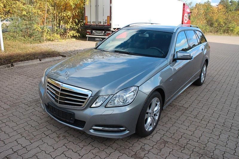 Silber Gebraucht 2011 Mercedes E200 Kombi | 8.950 € (Superpreis) - Bild 1/4