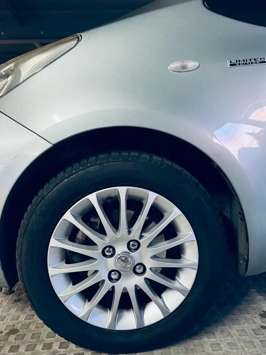 Gebraucht Toyota Yaris 101 PS (74 kW) 2009 Silber Kleinwagen