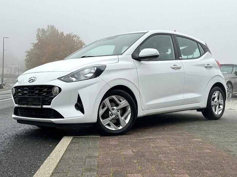 Weiß Gebraucht 2021 Hyundai i10 Trend Kleinwagen | 11.900 € (Fairer Preis) - Bild 1/4