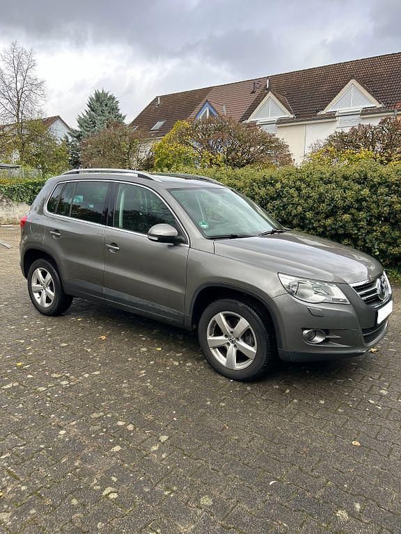 Grau Gebraucht 2010 VW Tiguan Sportline SUV | 10.200 € (Fairer Preis) - Bild 1/4