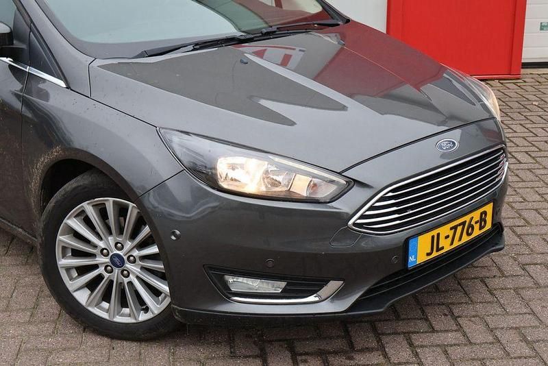 Gebraucht Ford Focus Titanium 120 PS (88 kW) 2016 Grau Limousine