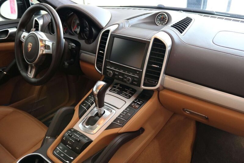 Schwarz Gebraucht 2014 Porsche Cayenne Turbo SUV | 49.790 € - Bild 1/4