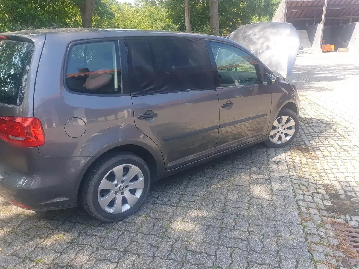 Gebraucht VW Touran Trendline 105 PS (77 kW) 2013 Grau Van / Kleinbus