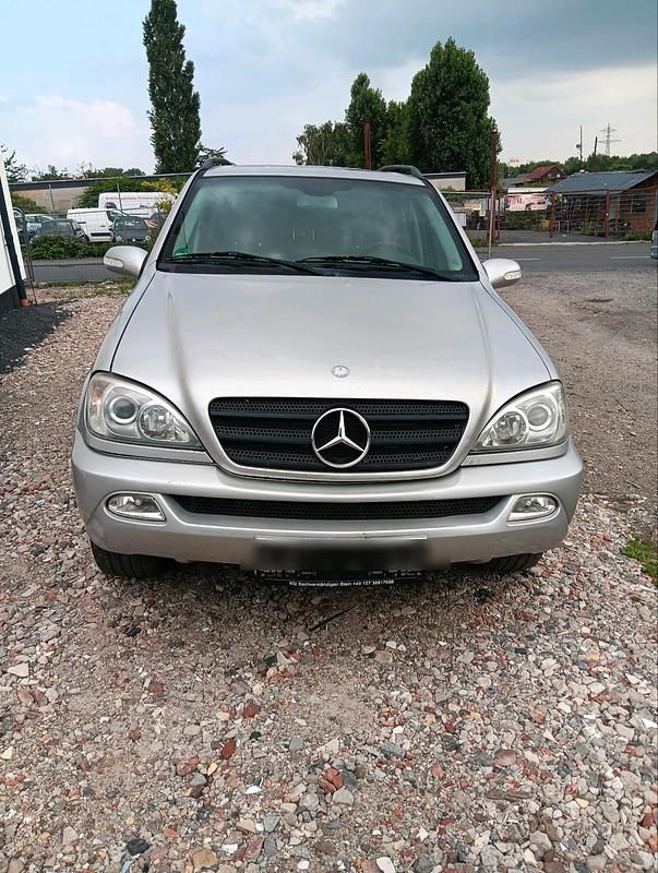 Silber Gebraucht 2002 Mercedes ML270 SUV | 2.500 € - Bild 1/4
