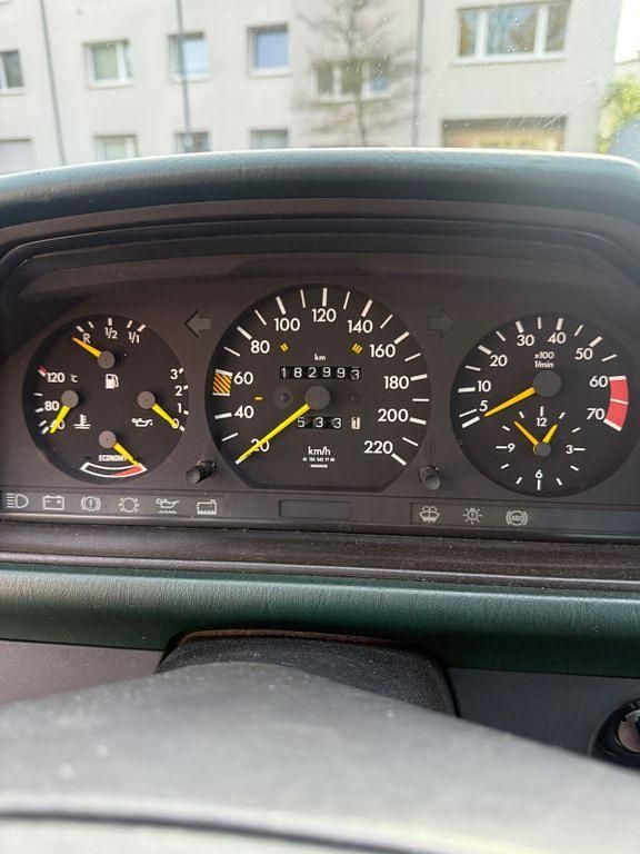 Grün Gebraucht 1989 Mercedes 230 Limousine | 5.990 € - Bild 1/4