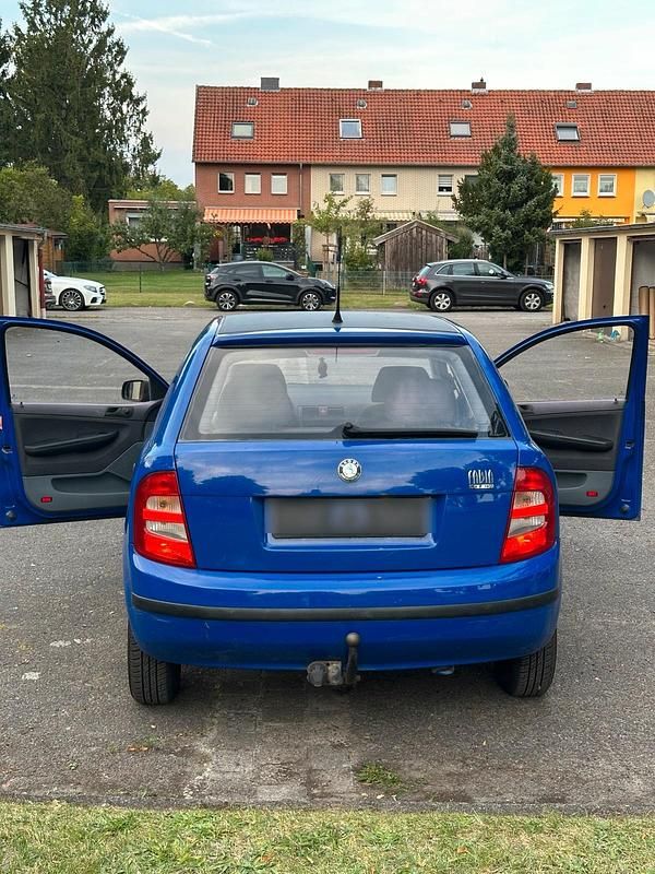 Blau Gebraucht 2002 Skoda Fabia Limousine | 1.000 € (Fairer Preis) - Bild 1/4