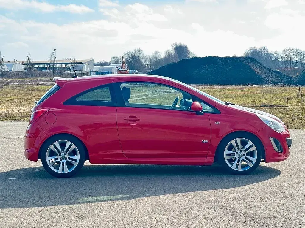 Używany Opel Corsa OPC 101 KM (74 kW) 2011 Czerwony Hatchback