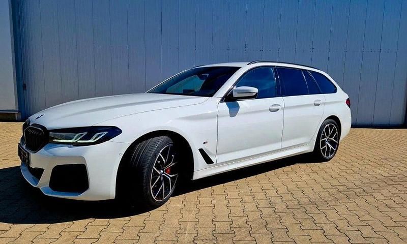 Weiß Gebraucht 2023 BMW 520 M Sport Kombi | 41.820 € - Bild 1/4