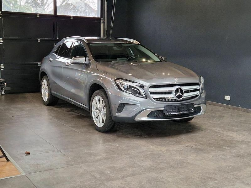 Grau Gebraucht 2016 Mercedes GLA200 Urban SUV | 17.899 € (Fairer Preis) - Bild 1/4