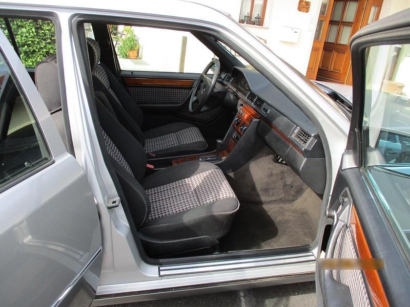 Gebraucht Mercedes E230 132 PS (97 kW) 1992 Silber Kombi