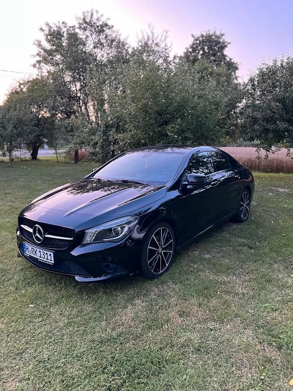 Schwarz Gebraucht 2015 Mercedes CLA220 Limousine | 15.600 € (Fairer Preis) - Bild 1/4