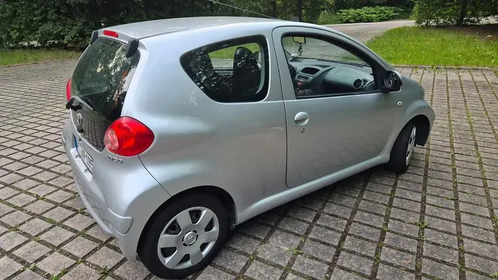 Gebraucht Toyota Aygo 68 PS (50 kW) 2006 Silber Kleinwagen