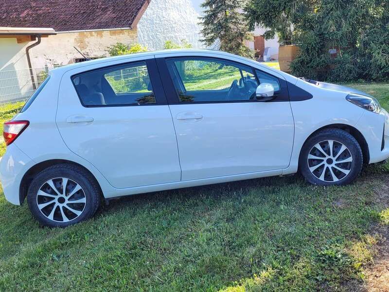 Weiß Gebraucht 2019 Toyota Yaris Comfort Limousine | 11.300 € (Fairer Preis) - Bild 1/4