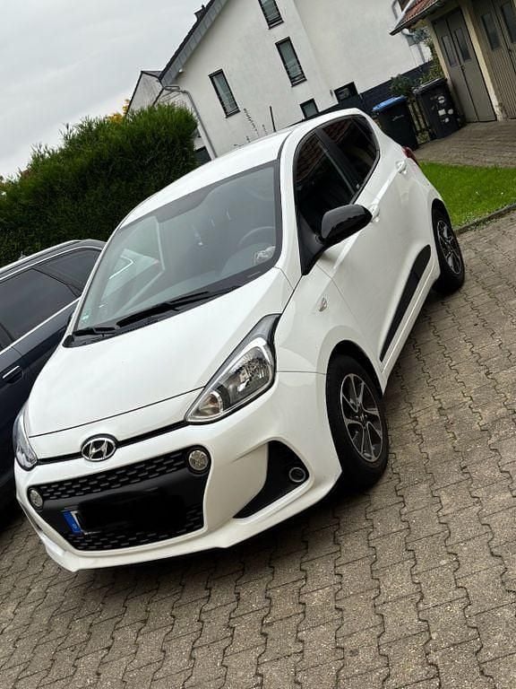 Weiß Gebraucht 2018 Hyundai i10 Passion Kleinwagen | 7.999 € (Guter Preis) - Bild 1/4