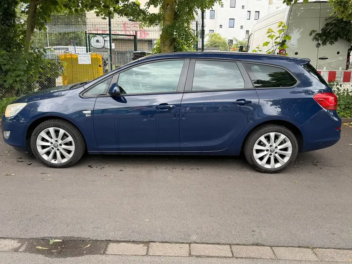Gebraucht Opel Astra 120 PS (88 kW) 2012 Blau Kombi