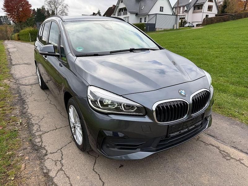 Grau Gebraucht 2019 BMW 218 Gran Tourer Advantage Van / Kleinbus | 17.990 € (Fairer Preis) - Bild 1/4