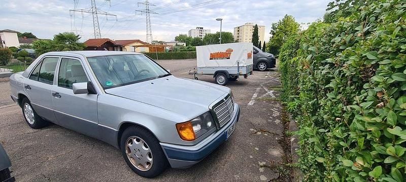 Grau Gebraucht 1991 Mercedes E230 Limousine | 2.999 € - Bild 1/3