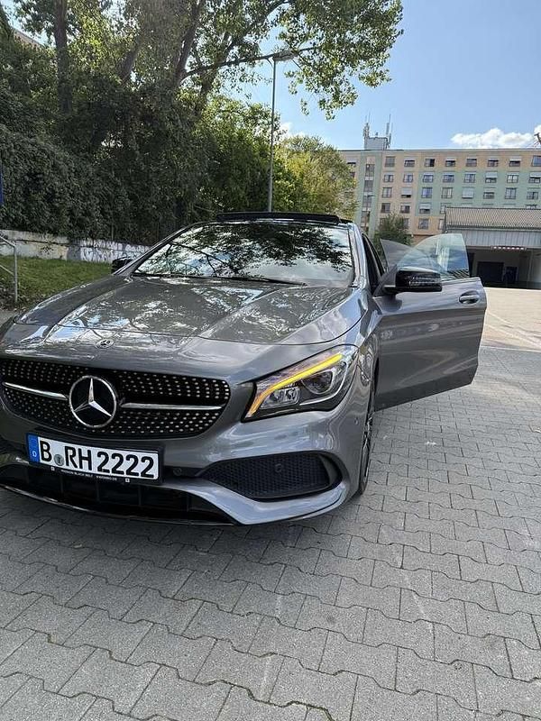 Grau Gebraucht 2018 Mercedes CLA200 AMG line Limousine | 24.000 € (Teuer) - Bild 1/4
