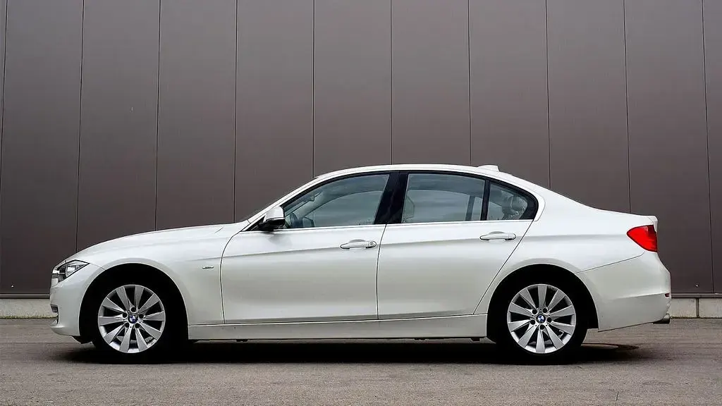 Gebraucht BMW 320 184 PS (135 kW) 2014 Weiß Limousine
