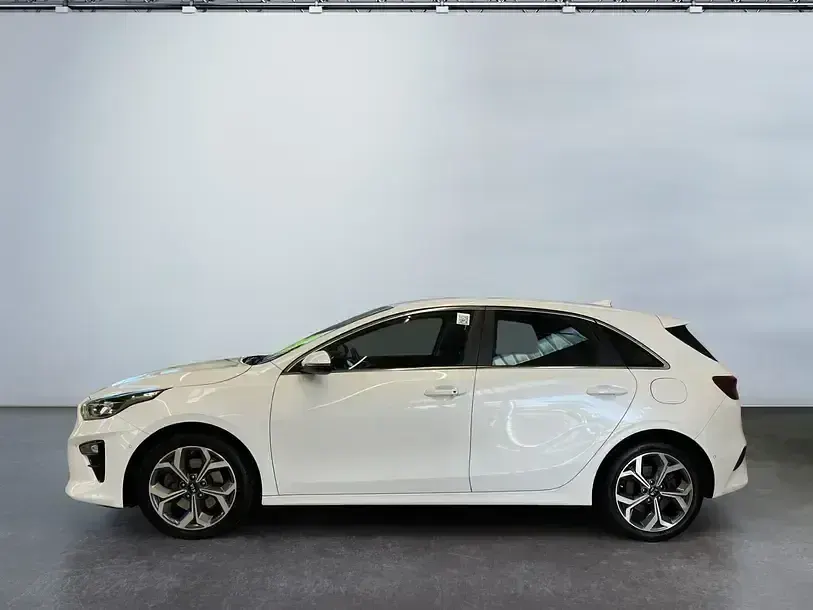 Gebraucht Kia Ceed Spirit 140 PS (102 kW) 2021 (hw2) deluxeweiss met. Kleinwagen