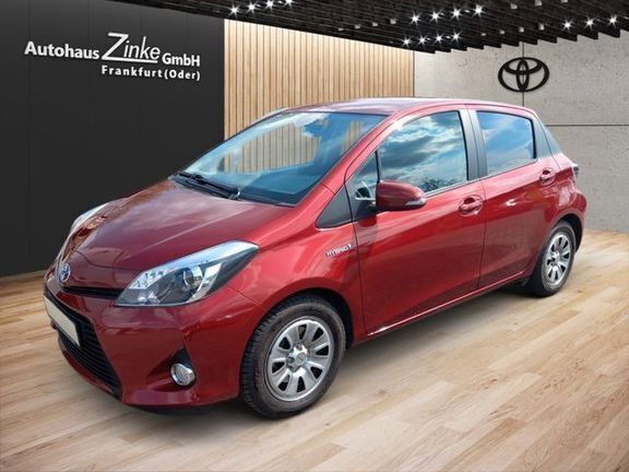 Chilirot mica metallic Gebraucht 2014 Toyota Yaris Hybrid Comfort Limousine | 11.490 € (Fairer Preis) - Bild 1/4