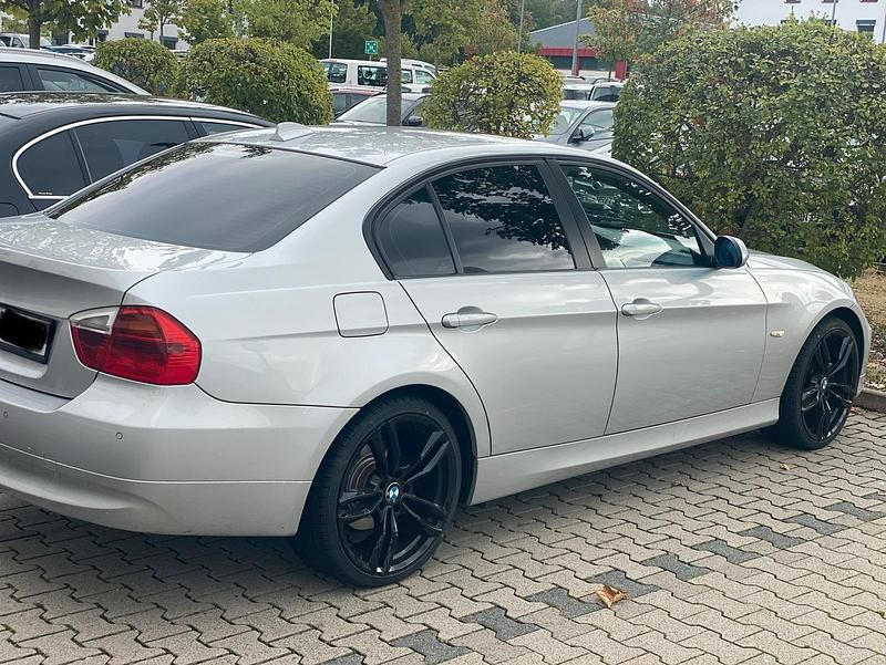 Gebraucht BMW 320 187 PS (137 kW) 2009 Silber Limousine
