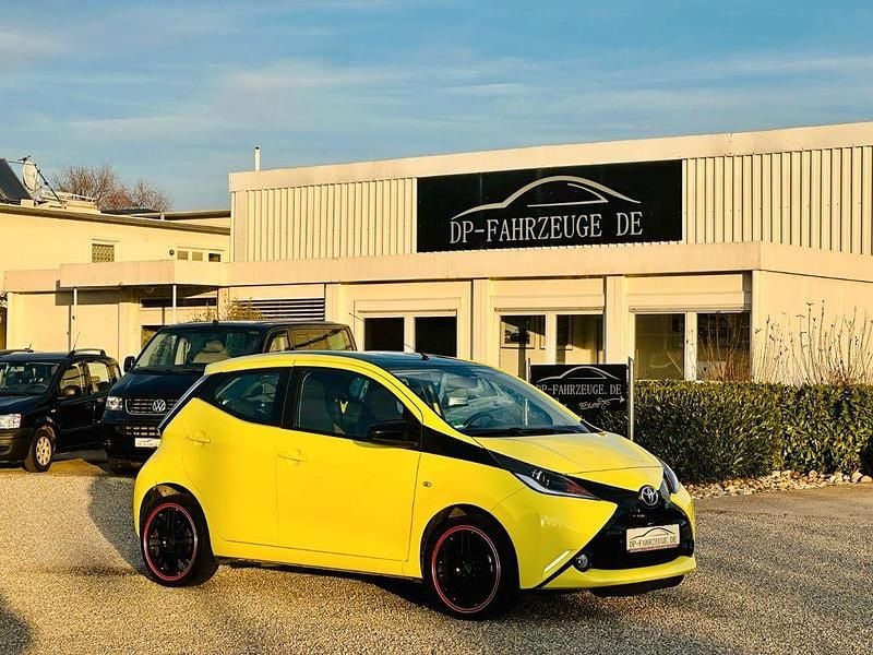 Dynamic yellow Gebraucht 2016 Toyota Aygo X-cite Kleinwagen | 8.990 € (Fairer Preis) - Bild 1/4