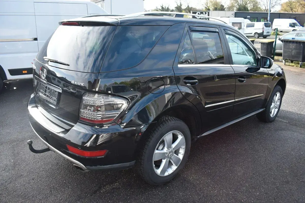 Gebraucht Mercedes ML350 224 PS (164 kW) 2010 Obsidianschwarz  metalliclack SUV