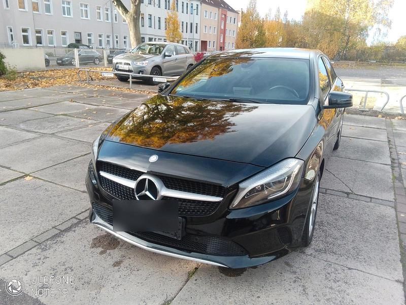 Schwarz Gebraucht 2016 Mercedes A180 Limousine | 13.400 € (Guter Preis) - Bild 1/4