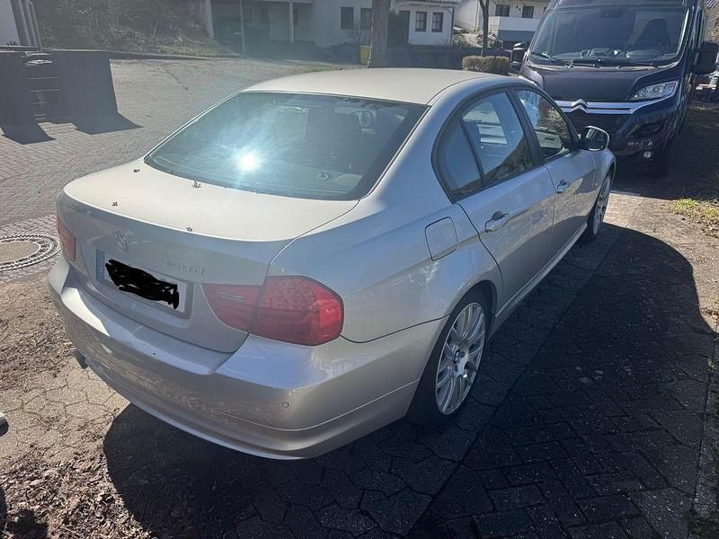 Gebraucht BMW 320 184 PS (135 kW) 2010 Silber Limousine