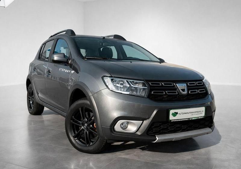 Grau Gebraucht 2018 Dacia Sandero Celebration Limousine | 9.200 € (Fairer Preis) - Bild 1/4