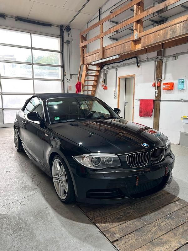 Schwarz Gebraucht 2011 BMW 135 Cabriolet M Sport Cabrio | 17.999 € (Fairer Preis) - Bild 1/4