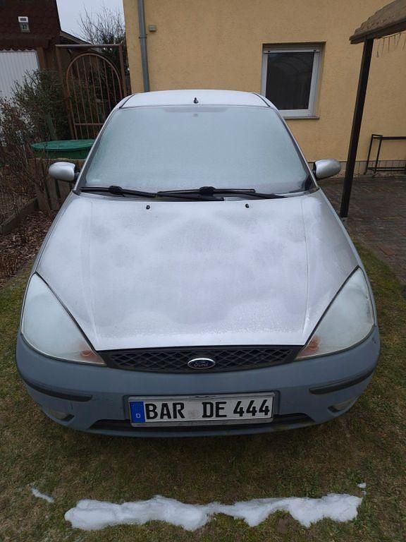Grau Gebraucht 2002 Ford Focus Futura Limousine | 550 € (Superpreis) - Bild 1/4