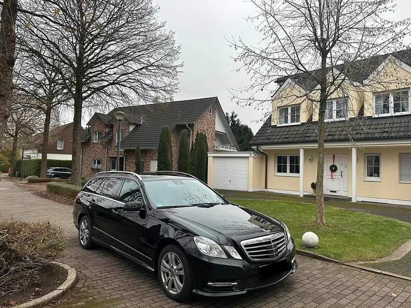 Schwarz Gebraucht 2012 Mercedes E250 Kombi | 7.700 € (Superpreis) - Bild 1/4