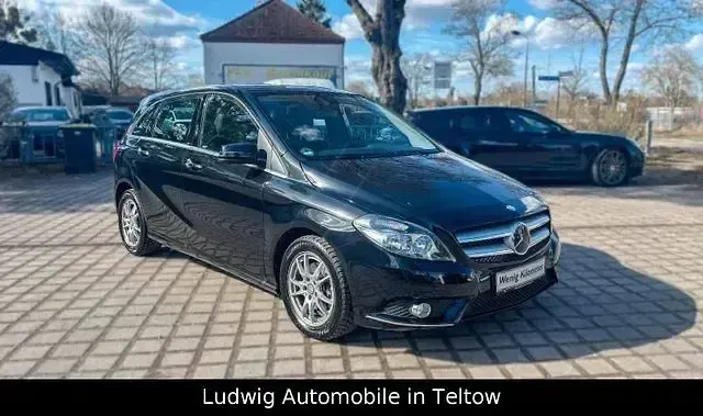 Gebraucht Mercedes B180 122 PS (89 kW) 2013 Schwarz Van / Kleinbus