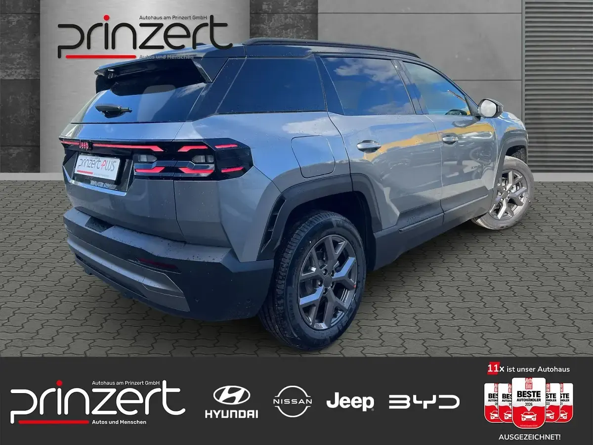 Neu Jeep Compass 145 PS (106 kW) 2026 Yosemite grey mit dach schwarz SUV