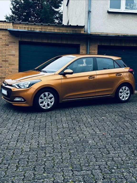 Gebraucht Hyundai i20 84 PS (61 kW) 2015 Orange Limousine