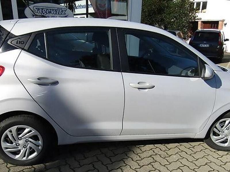 Gebraucht Hyundai i10 Select 63 PS (46 kW) 2024 Lumen grey / mic Kleinwagen