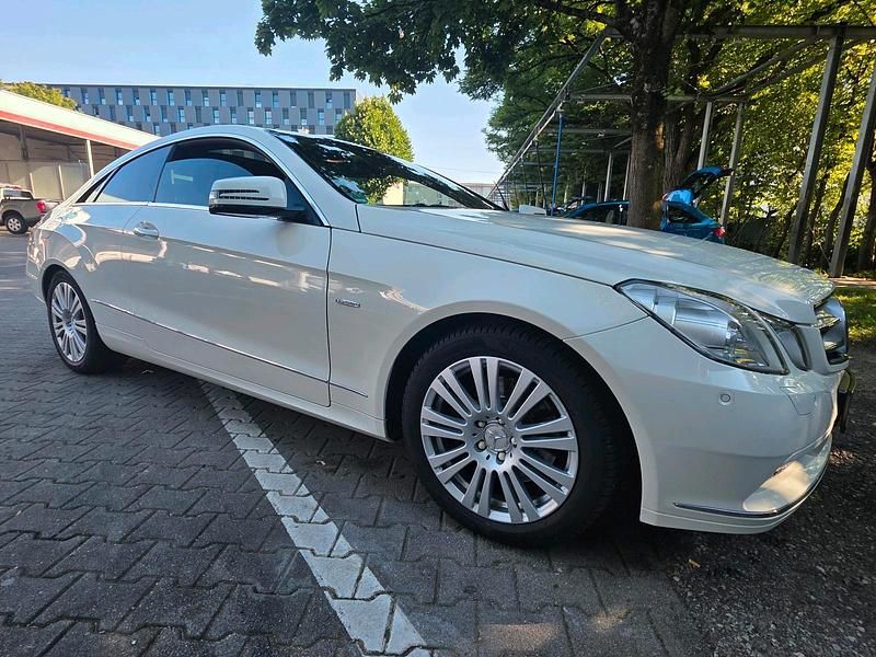 Weiß Gebraucht 2011 Mercedes E250 Coupé | 10.900 € (Fairer Preis) - Bild 1/4