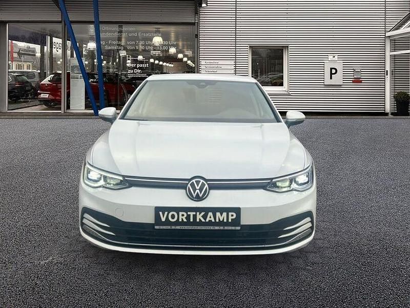 Gebraucht VW Golf VIII 150 PS (110 kW) 2022 Oryxweiß perlmutteffekt (metallic) Limousine