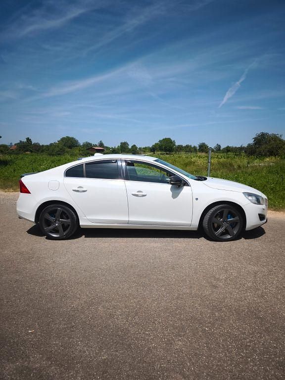 Weiß Gebraucht 2014 Volvo S60 Momentum Limousine | 10.350 € - Bild 1/4