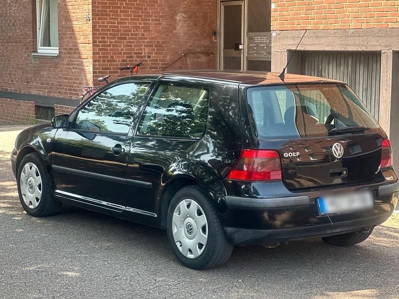 Schwarz Gebraucht 2001 VW Golf IV Kleinwagen | 1.550 € (Etwas zu teuer) - Bild 1/4
