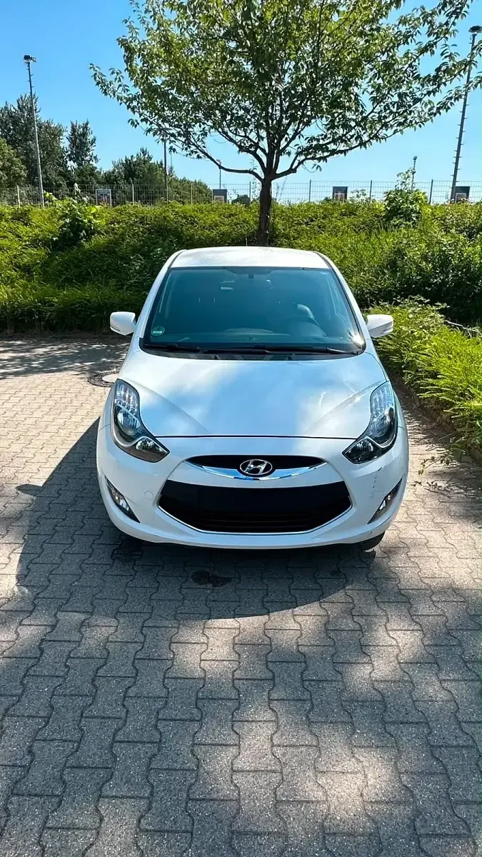Gebraucht Hyundai ix20 90 PS (66 kW) 2014 Weiß Kleinwagen