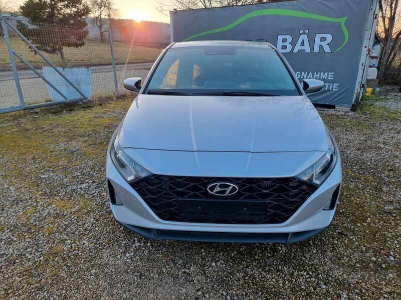Silber Gebraucht 2022 Hyundai i20 Trend Limousine | 13.500 € (Superpreis) - Bild 1/4