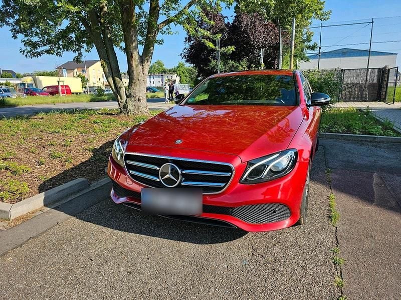 Second-hand Mercedes E220 Exclusive 194 CP (142 kW) 2017 Roșu Berlinǎ
