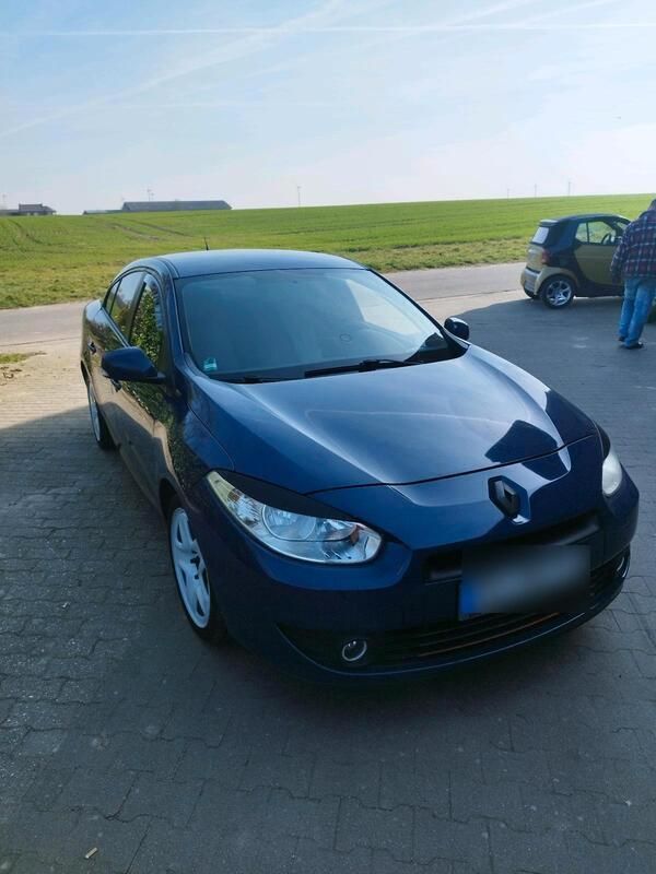 Blau Gebraucht 2012 Renault Fluence Limousine | 3.999 € - Bild 1/4