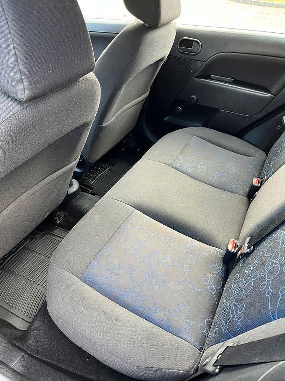 Gebraucht Ford Fiesta Ambiente 60 PS (44 kW) 2006 Silber Kleinwagen