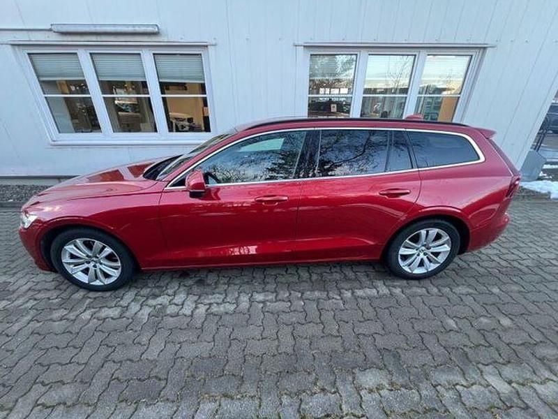 Gebraucht Volvo V60 Core 197 PS (144 kW) 2022 Rot Kombi