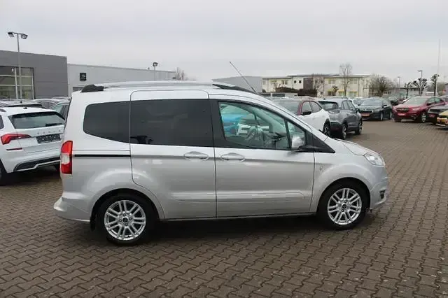 Gebraucht Ford Tourneo Courier Titanium 101 PS (74 kW) 2018 Silber Van / Kleinbus